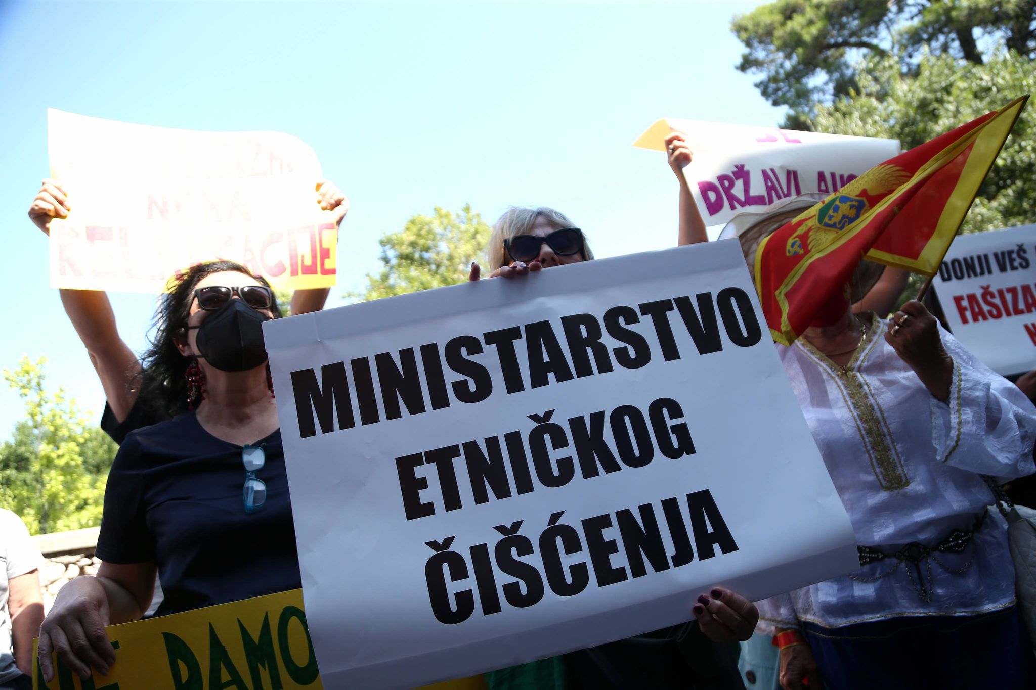 (FOTO/VIDEO) Protest ispred Ministarstva, VUJOVIĆ za Standard: Vesna Bratić je personifikacija đavoljeg šegrta