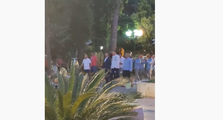 VIDEO: Carević šeta Budvom dok mu sviraju &#8220;Svilen konac&#8221;