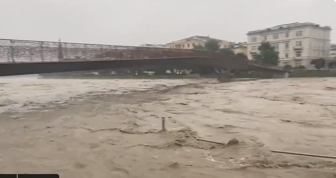 VIDEO: Poplave zahvatile i Austriju, vodena bujica nosi sve pred sobom