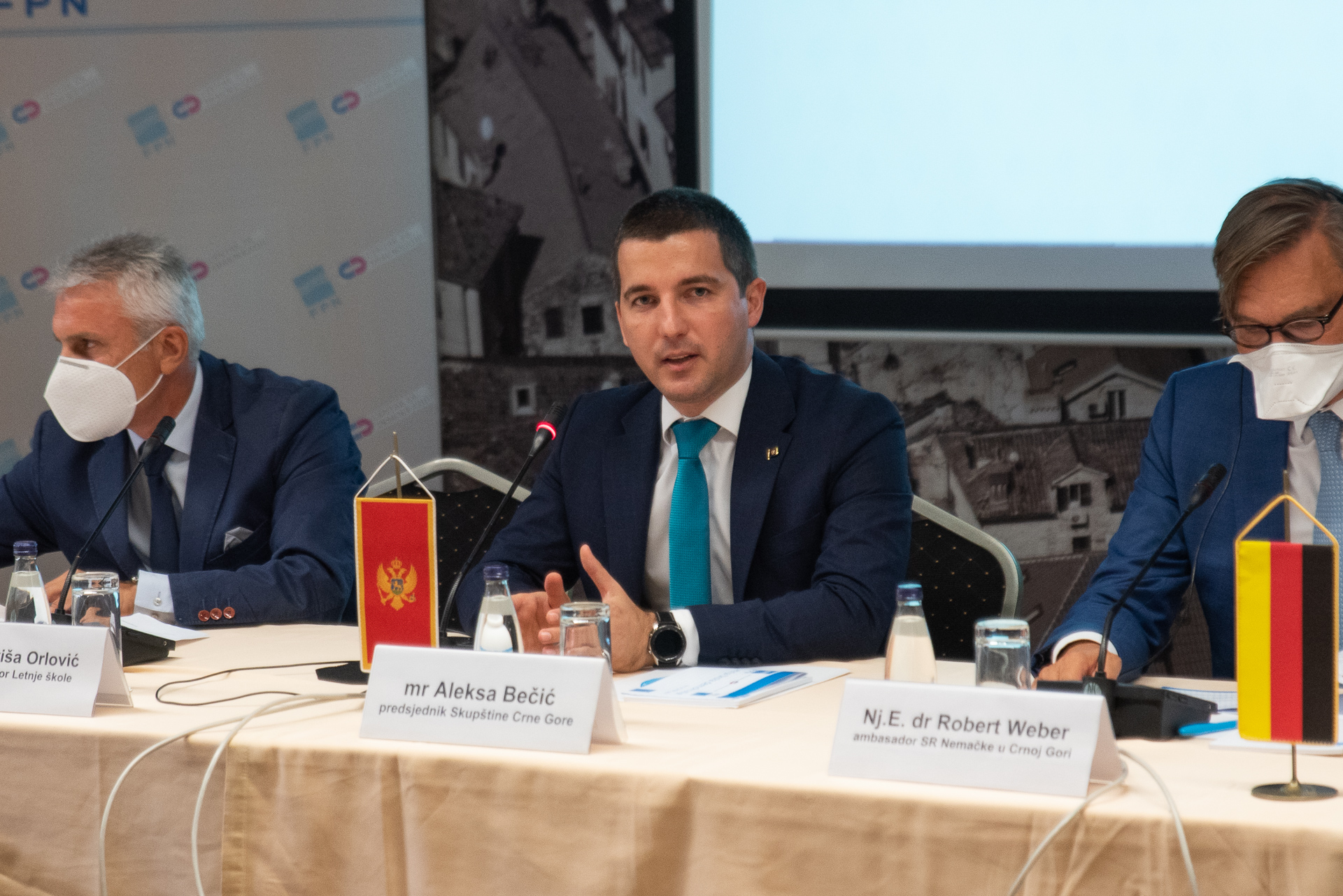Bečić otvorio Ljetnju školu demokratije za mlade: Nikada neću odustati od borbe za pristojnu, umjerenu i građansku Crnu Goru