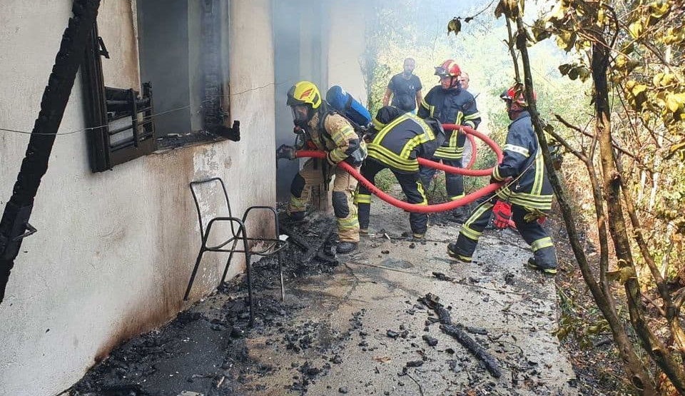 Požar u kući u Morinju, pričinjena velika šteta