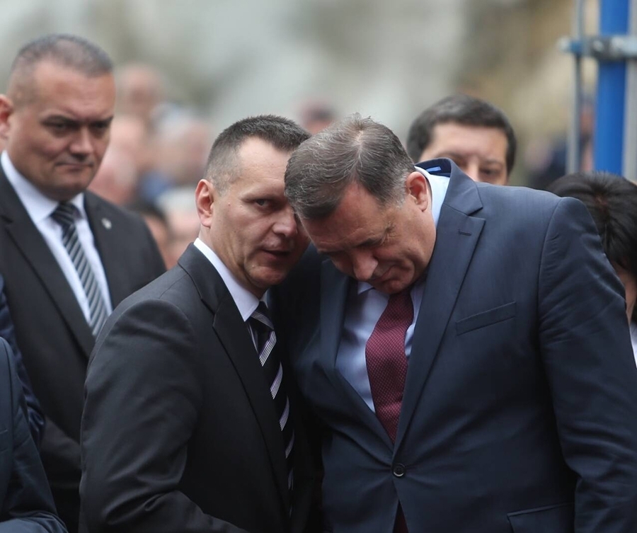 VUKANOVIĆ PIŠE O BOKS MEČU U ZGRADI SNSD-a: Lukač nokautirao Dodika?