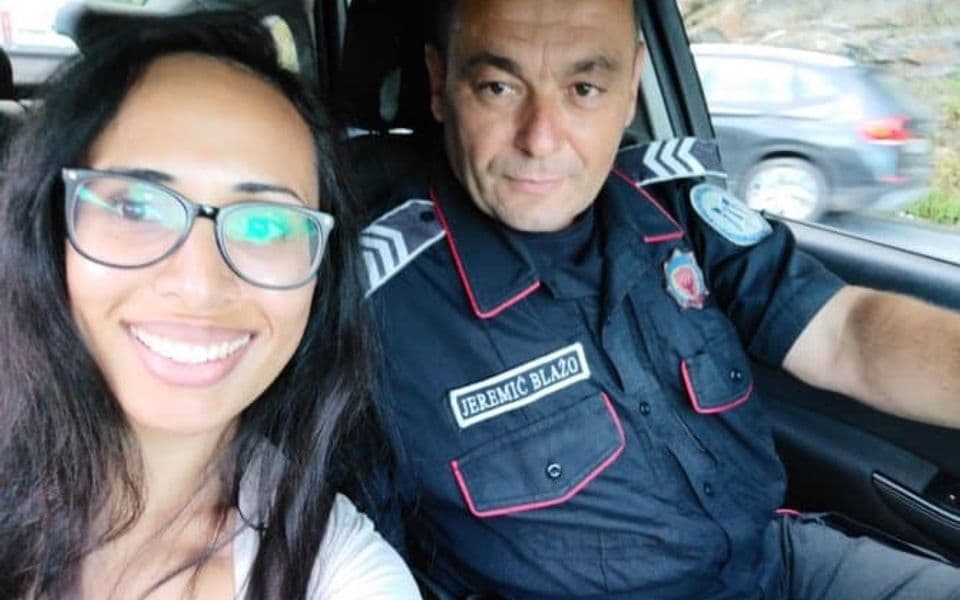 Turistkinja sa Fidžija će pamtiti CG: Bus je ostavio na pumpi, a policajac Blažo spasio