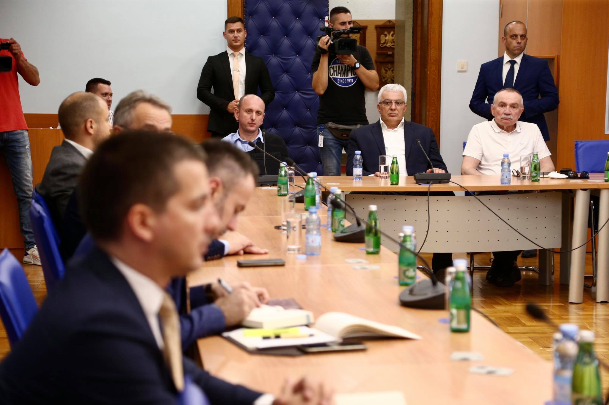 Završen sastanak parlamentarne većine: Dogovor nije postignut, DF traži novu Vladu