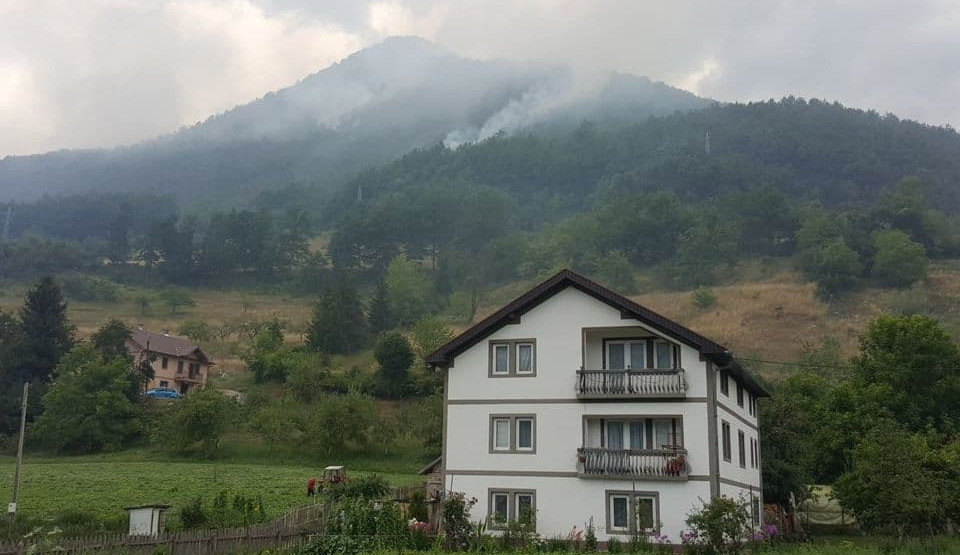 Požar u Martinovićima kod Plava: Vatra sa deponije se proširila na šumu