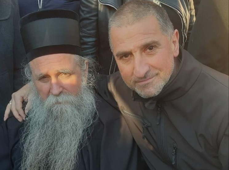 (FOTO) Prijeteću pjesmu Veljoviću napisao guslar Perošević, član &#8221;Zavjetnika Tvrdoš&#8221;