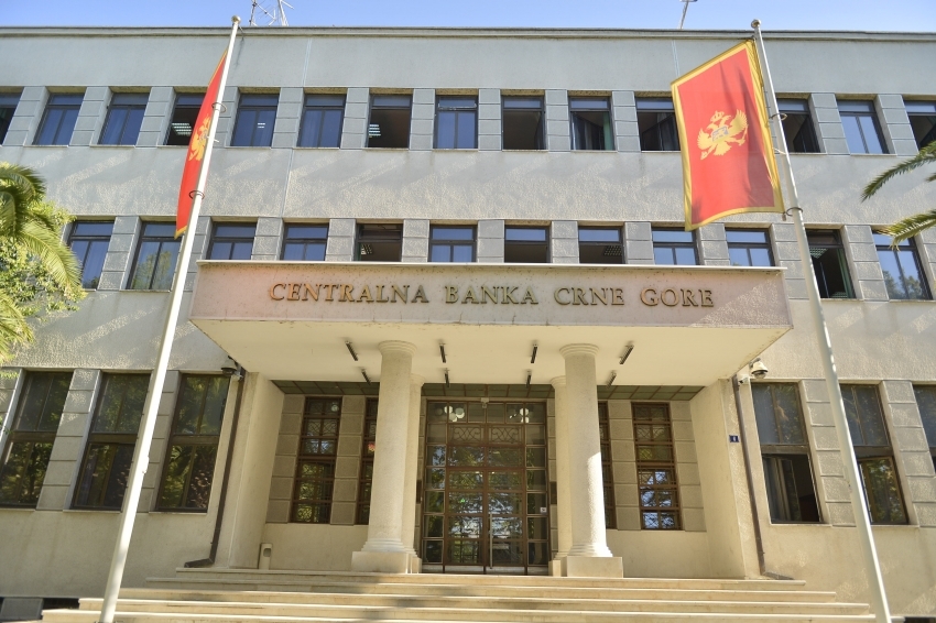 Efektivna kamatna stopa neznatno pala