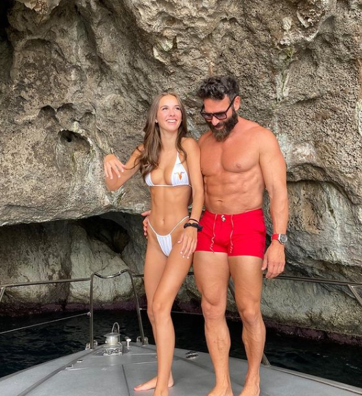 Bilzerijan odmara u Crnoj Gori, šeta Budvom u društvu atraktivnih djevojaka (FOTO)