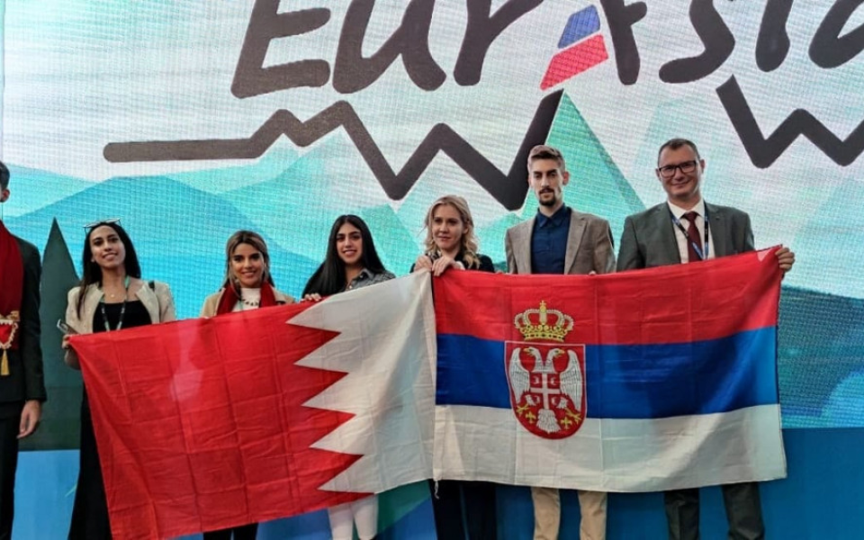 Skandalozno ponašanje: Bratić na samitu u Rusiji pod srpskom zastavom