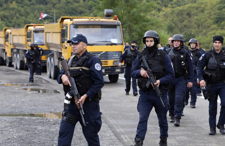 Četiri oklopna vozila Vojske Srbije nadomak granice sa Kosovom