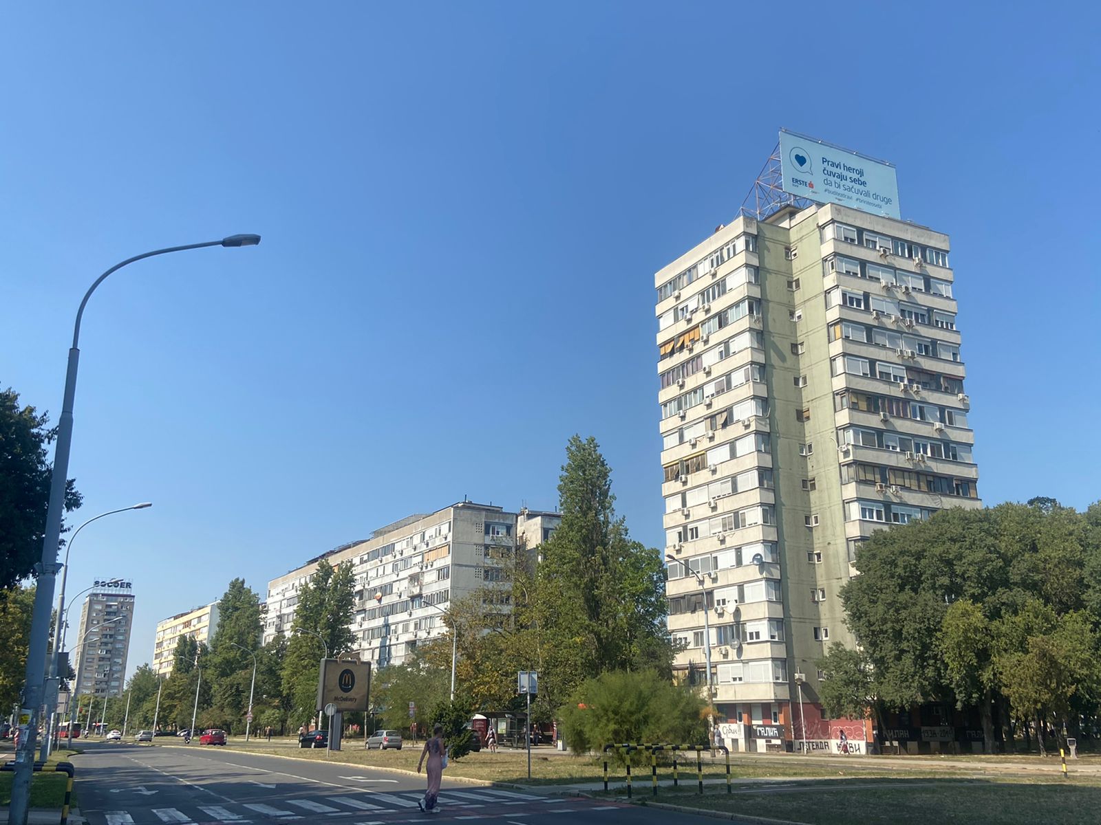 (FOTO/VIDEO) Za razliku od Budve, Novi Beograd nije okićen srpskim zastavama