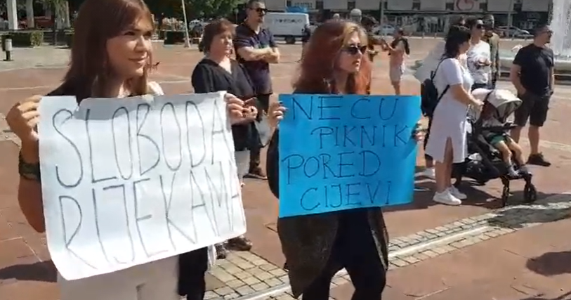 (VIDEO) Protest građana i eko-aktivista na Trgu nezavisnosti: Moratorijum na izgradnju mini hidro-elektrana