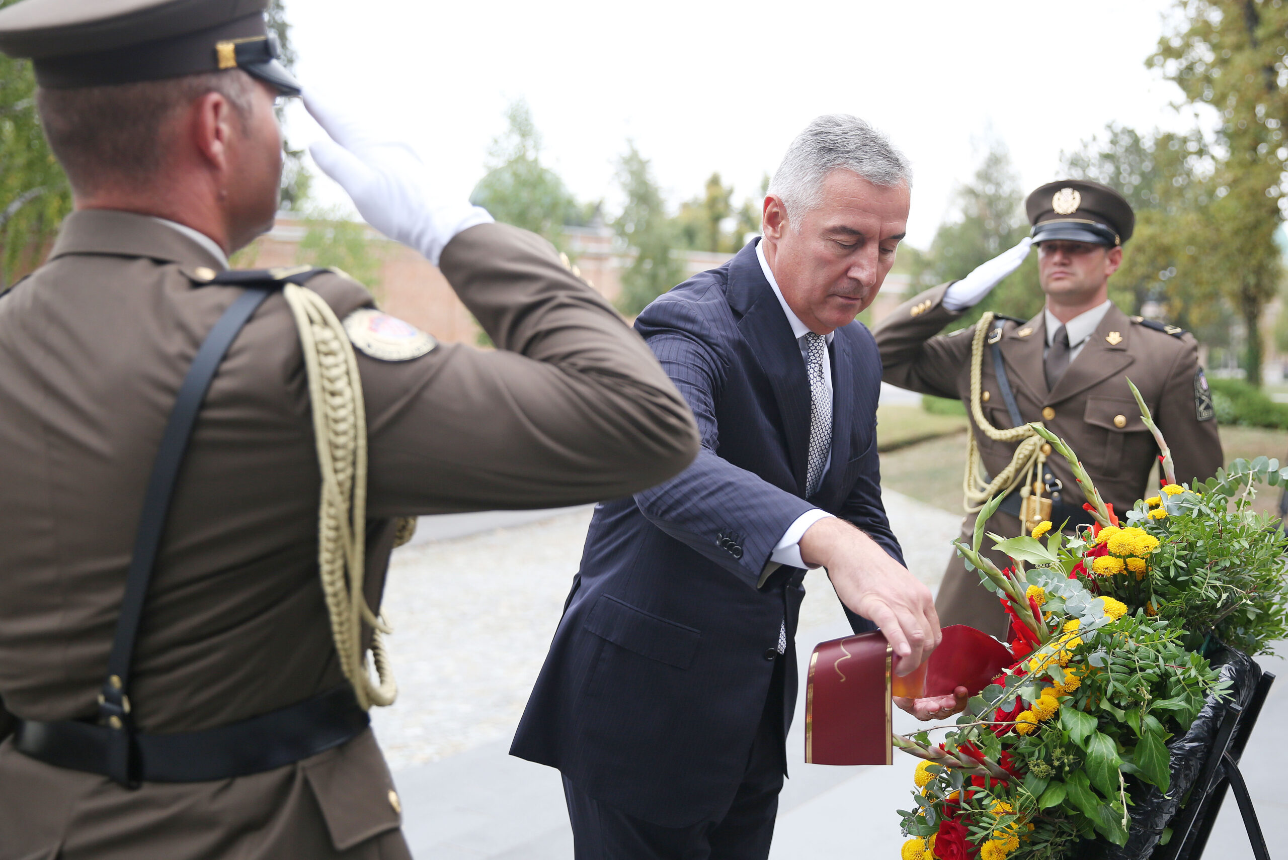 (FOTO/VIDEO) Đukanović položio vijenac na spomenik „Glas hrvatske žrtve-Zid boli“