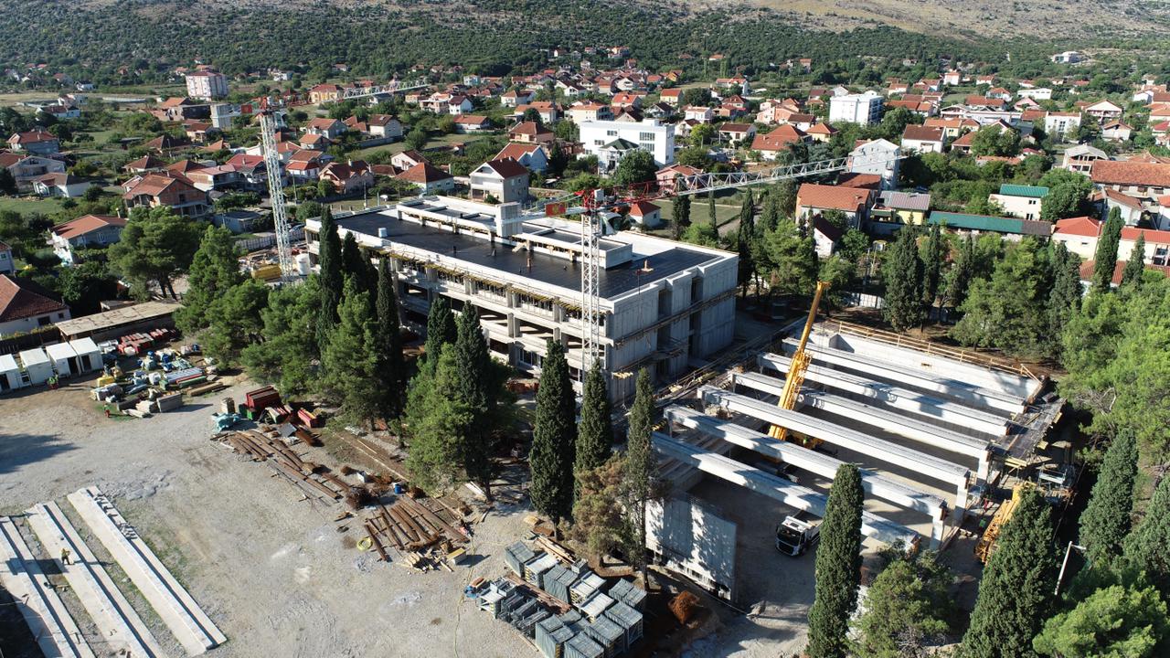 Izgradnja škole u Tološima teče predviđenom dinamikom, primiće prve učenike naredne školske godine
