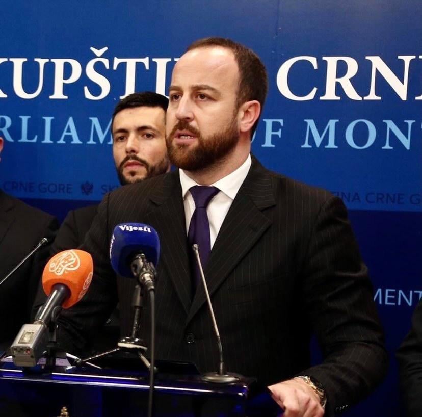 Nikolić: Današnji performans sa trobojkama potvrđuje da je “srpski svet” ideologija i dvije trećine vlasti u Crnoj Gori
