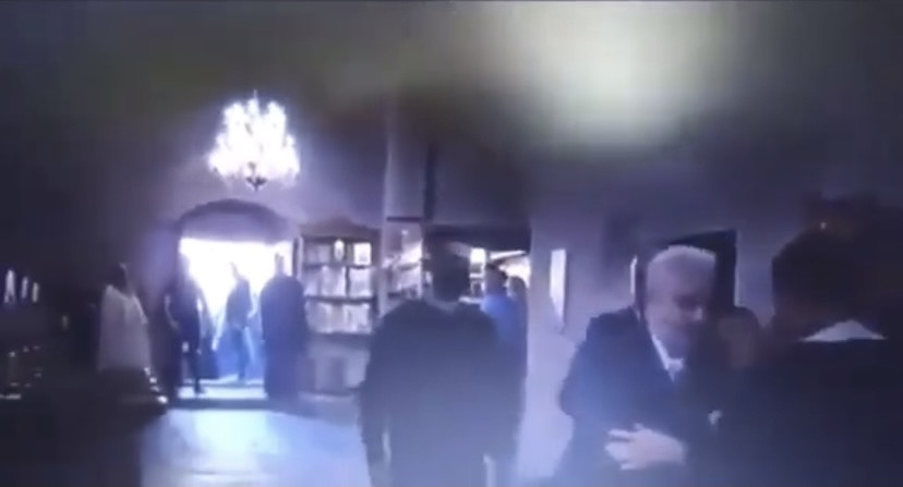 (VIDEO) KRŠE MJERE KOJE SU ONI DONIJELI: Krivokapić se u Beranama pričestio, snimatelj RTCG okrenuo kameru