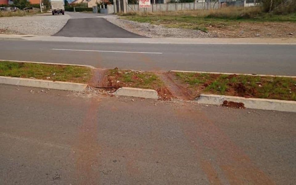 Polomljeni ivičnjaci i oštećen sistem za navodnjavanje na Jugozapadnoj obilaznici
