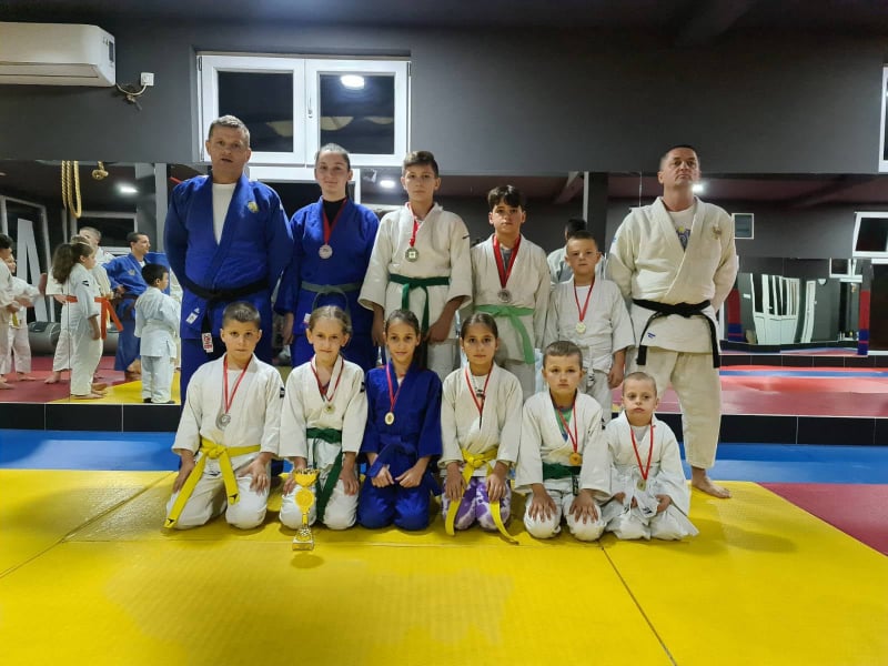 Džudo klub Dečić u Nikšiću osvojio 10 medalja i pehar za najuspješniju ekipu za džudistkinje-poletarke