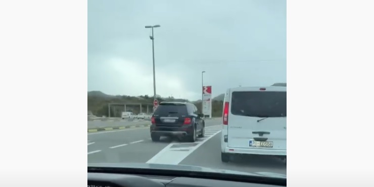 (VIDEO) Vozilo iz Abazovićeve pratnje ide suprotnom trakom, mimo propisa