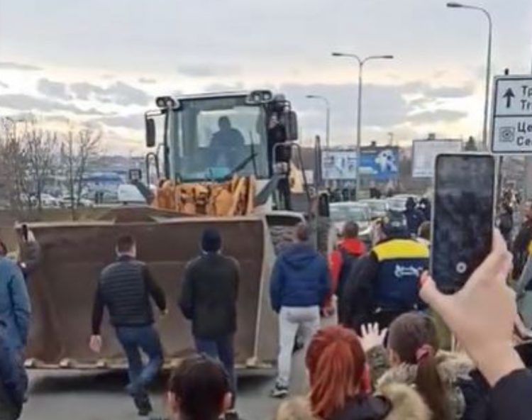 Nova.rs: Uhapšen muškarac sa snimka koji je zaustavio naprednjake u bageru