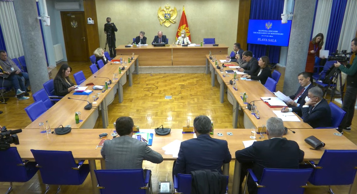 Knežević: Saznaću je li istina da su ministri predlagali da se Patrijarh i Mitropolit maskiraju u medicinsko osoblje