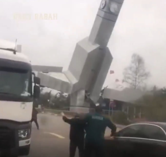 VIDEO: Oluja obarala drveće i kamione, crijep pao na ženu i dijete, najmanje jedna osoba poginula