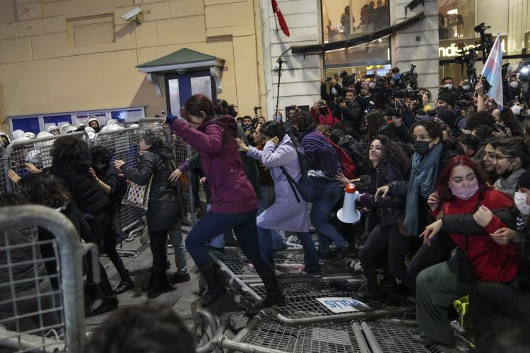 Policija u Istanbulu suzavcem rastjerala skup žena okupljenih protiv nasilja nad njima