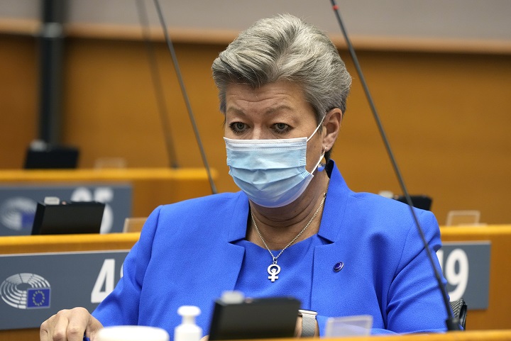 EK: Olakšati ograničenja putovanja za sve vakcinisane van EU
