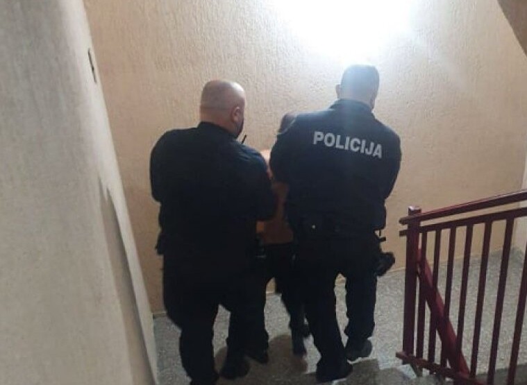 Budva: Ruski državljanin demolirao stan, uhapšen zbog kršenja javnog reda i mira