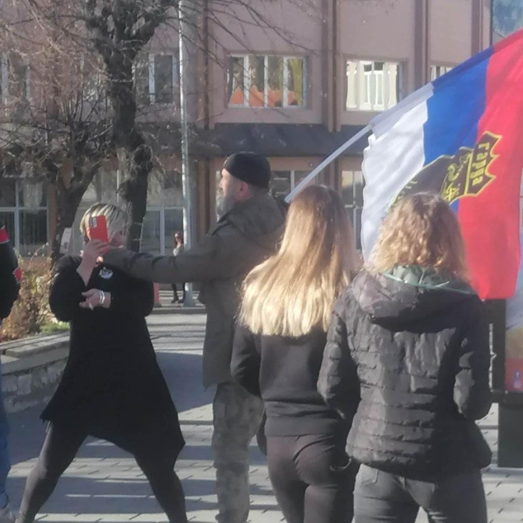(Video) Provokacija u Pljevljima: Mahao ratnom zastavom ozloglašene jedinice “Garda panteri” ispred džamije, pa napao aktivistkinju sigurne ženske kuće