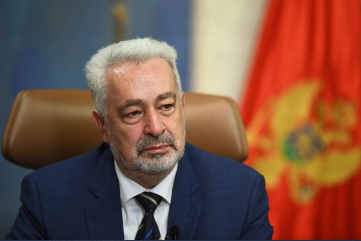 Odbijanjem da formalno preda dužnost premijeru Abazoviću Krivokapić pokazao nedostatak demokratskog kapaciteta
