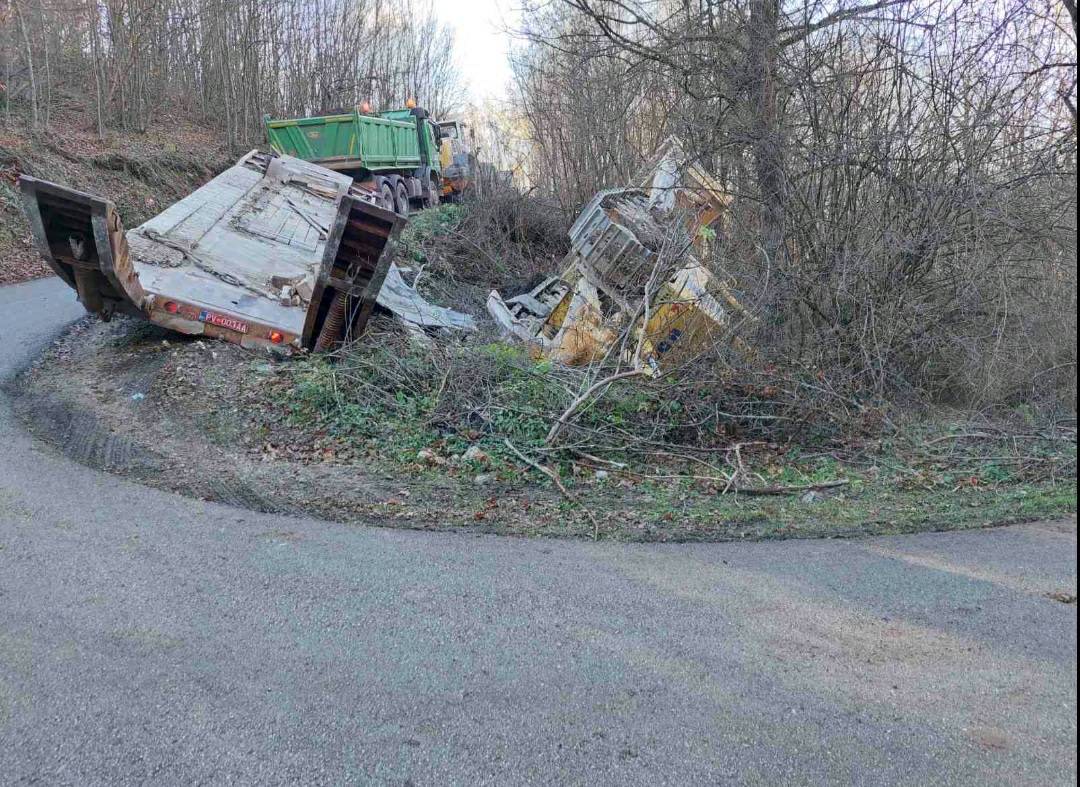 PREVRNUO SE BULDOŽER RUDNIKA PLJEVLJA: Lekić tvrdi da nema štete i ne otkriva o kojim radovima je riječ, Golubović ne zna šta mehanizacija radi po selima