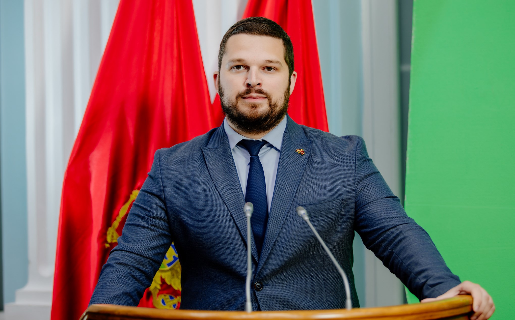 Mikić: Ne znamo sa kim se svađa premijer, fotelje ne mogu biti ispred države