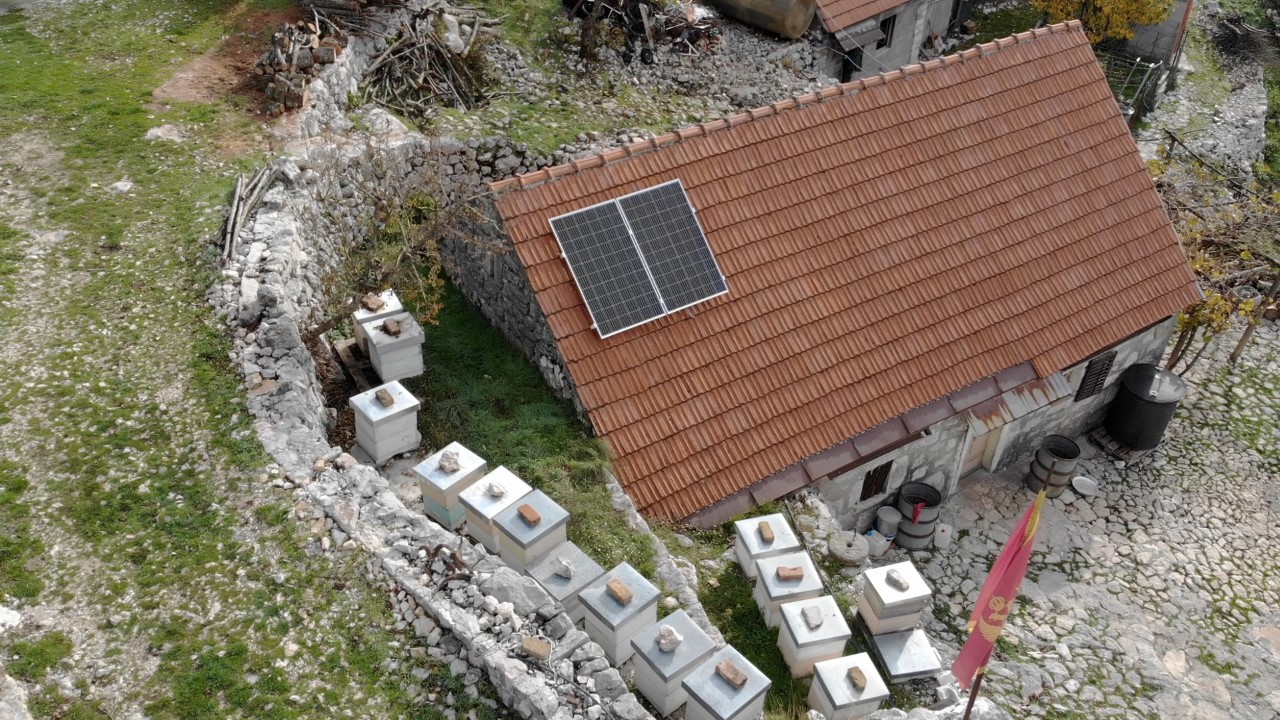 Cetinje: Počelo postavljanje 25 solarnih panela za seoska domaćinstva