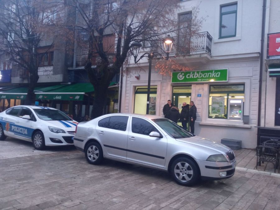ORUŽANA PLJAČKA NA CETINJU: Iz banke ukradeno oko 5.600 eura