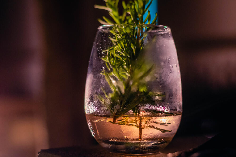 Recept za RUZMARINOVO VINO koje čuva pamćenje, jača živce, umiruje srce