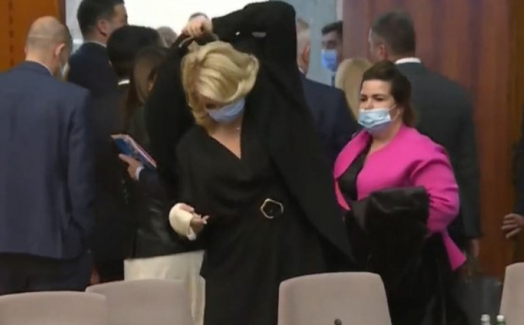Darija Kisić-Tepavčević slomljene ruke stigla na sjednicu Vlade
