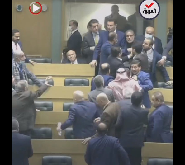 Masovna tuča u parlamentu Jordana zbog uvođenja zamjenice za ženski rod u Ustav (VIDEO)