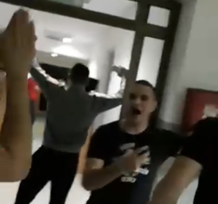 Pogledajte kako učenici Policijske akademije slave pobjedu Srbije protiv Crne Gore