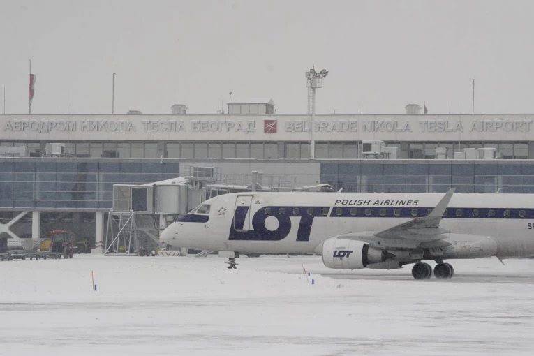 Haos zbog snijega na beogradskom aerodromu: Otkazani letovi ER Srbije ka Crnoj Gori, putnici ostali zarobljeni na aerodromu