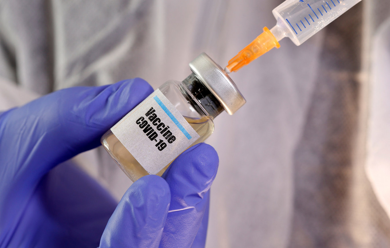 Velika Britanija prva odobrila vakcinu protiv kovida za izvornu i omikron varijantu