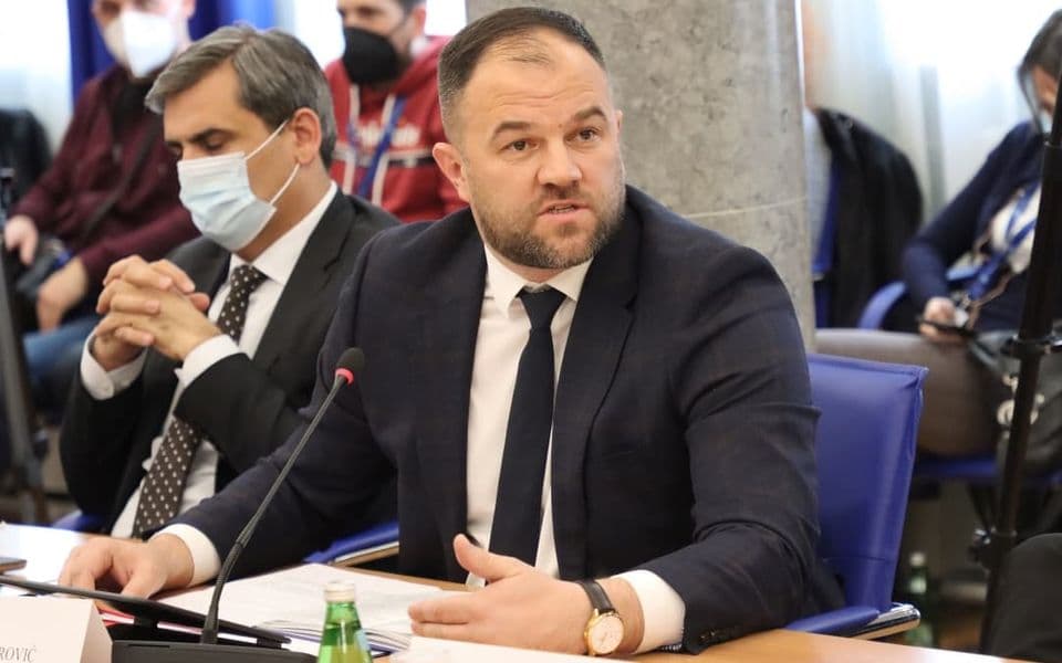 Mitrović: Vidi li Abazović koliko ga poštuju direktori, Đurović i izmišljena parlamentarna većina?