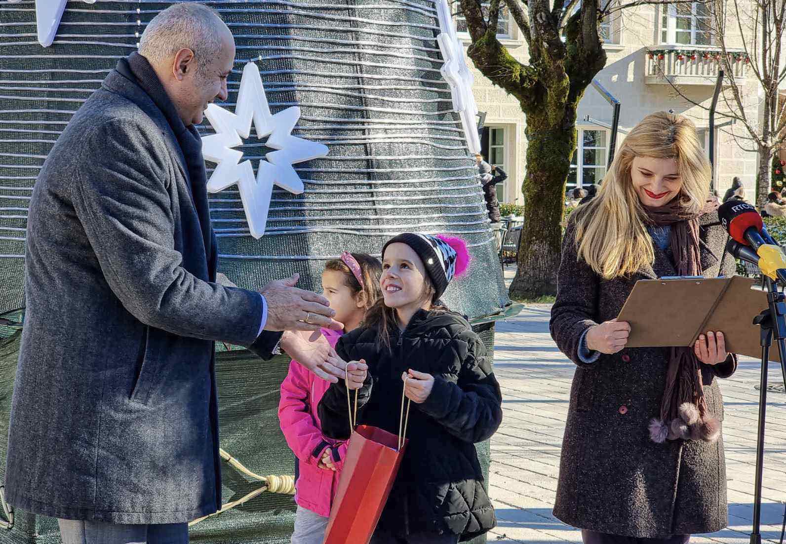 Kašćelan uručio nagrade učesnicima likovnog konkursa: Janin Đed Mraz na novogodišnjoj čestitki Prijestonice