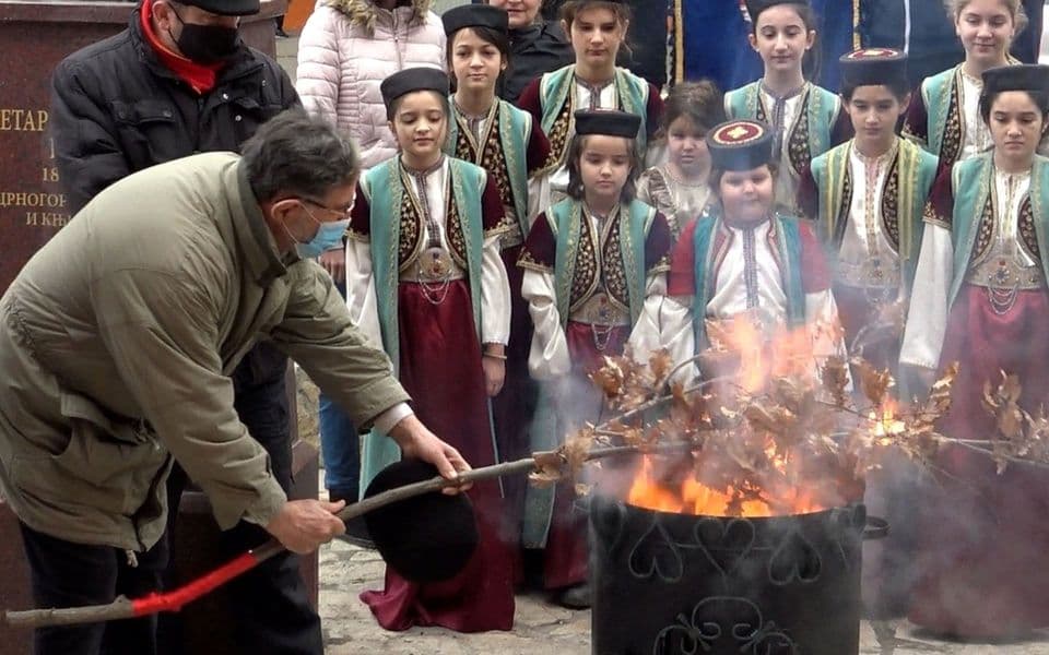 (VIDEO) Crnogorska dijaspora naložila badnjak u Lovćencu