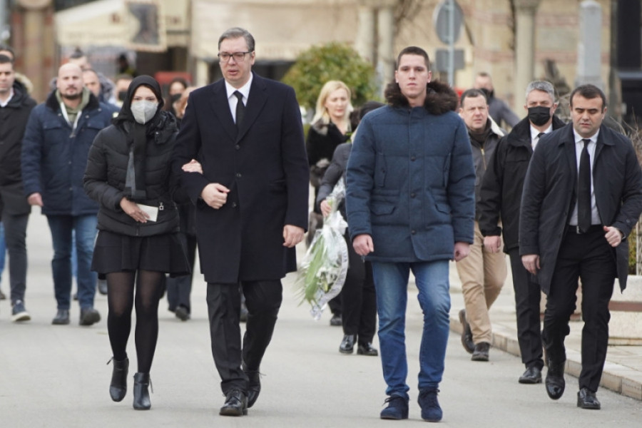 Sahranjena Ksenija Vučić: Vučić sa Danilom i Milicom primao saučešće