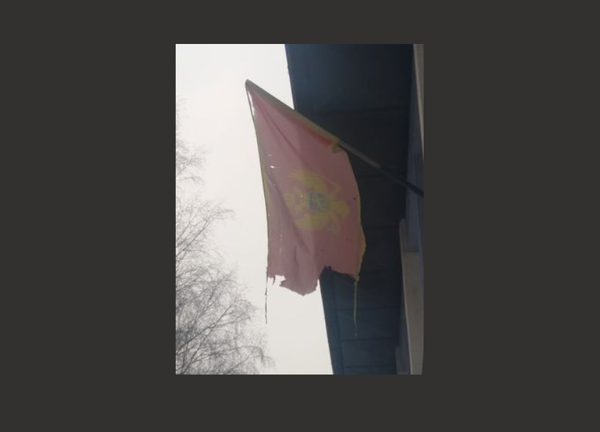 FOTO: Nadležni da zamijene crnogorsku zastavu na bolnici u Pljevljima