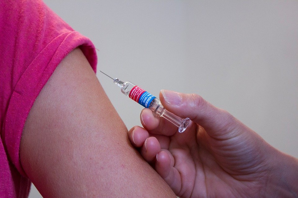 Medicinske sestre lažirale potvrde o vakcinaciji, zaradile milion i po dolara