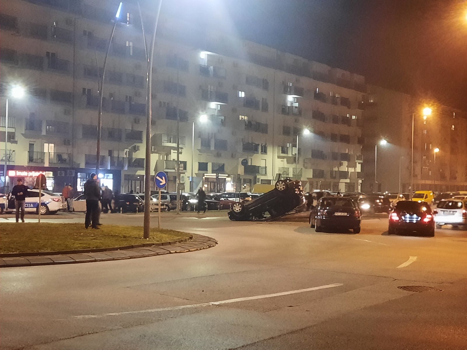 Saobraćajna nezgoda na Starom aerodromu: Automobil završio na krovu