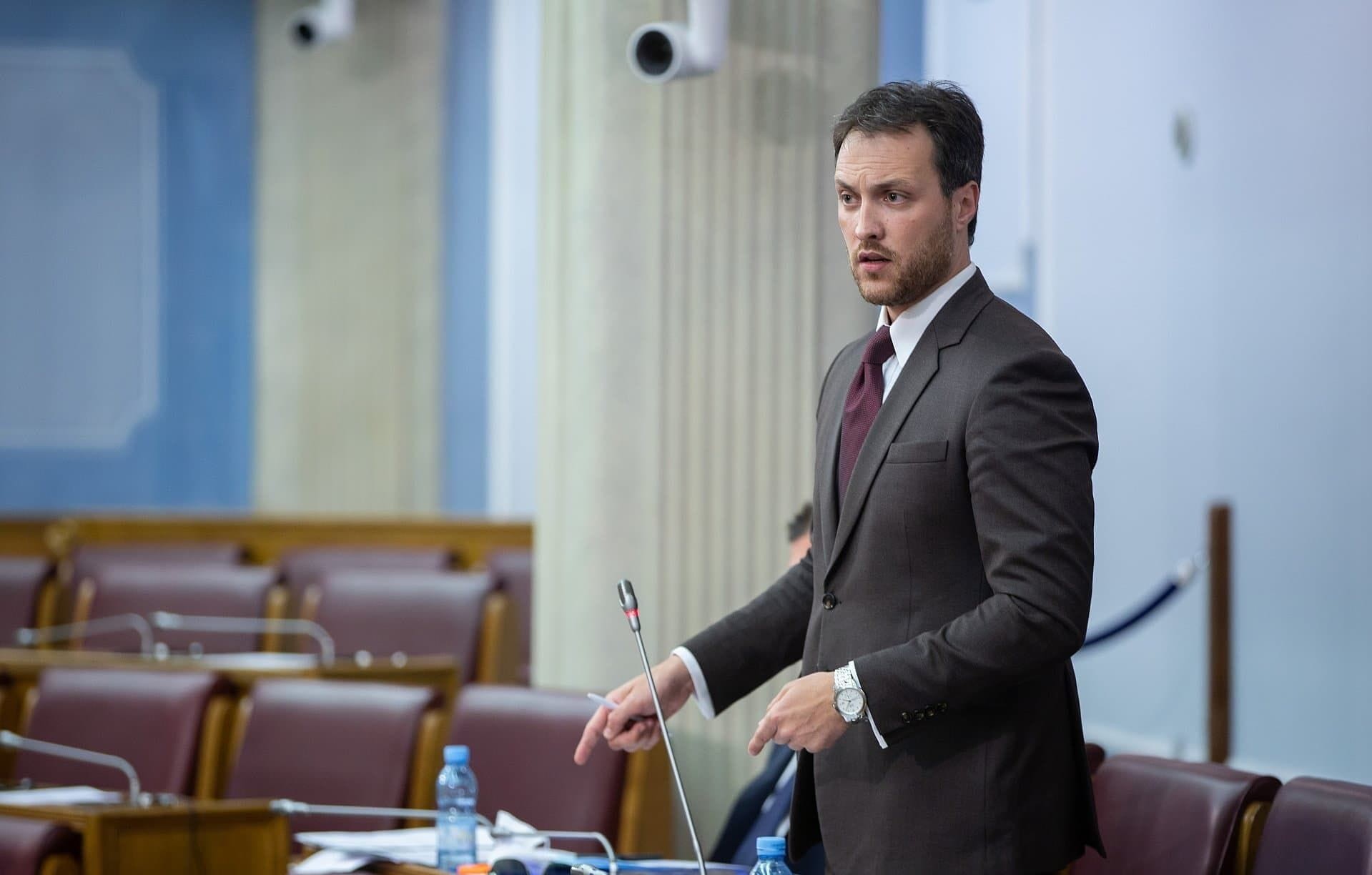 Milačić: Parlamentarna većina da ne učestvuje u dogovoru Abazovića i Đukanovića