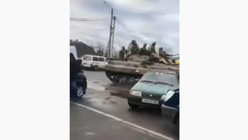 +18: Ruski tenkovi gaze automobile u Kijevu